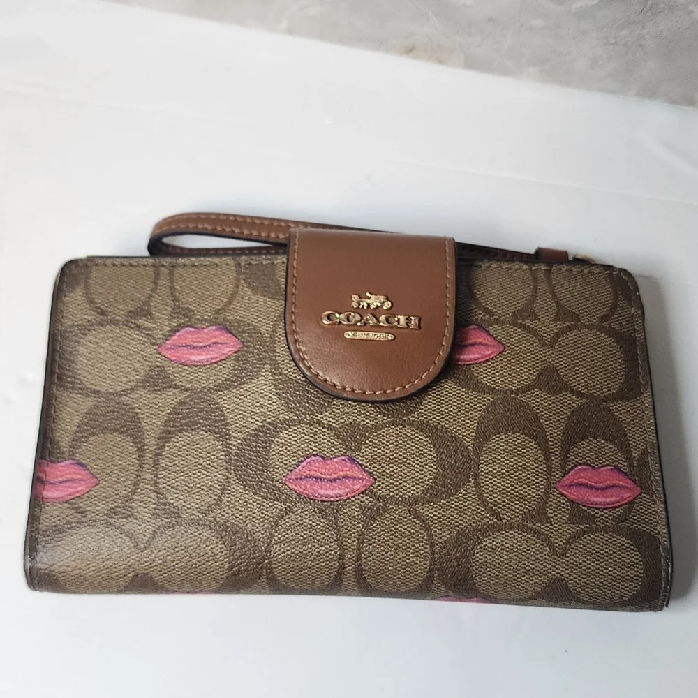 Coach Lips Wallet - Picture 2 of 7